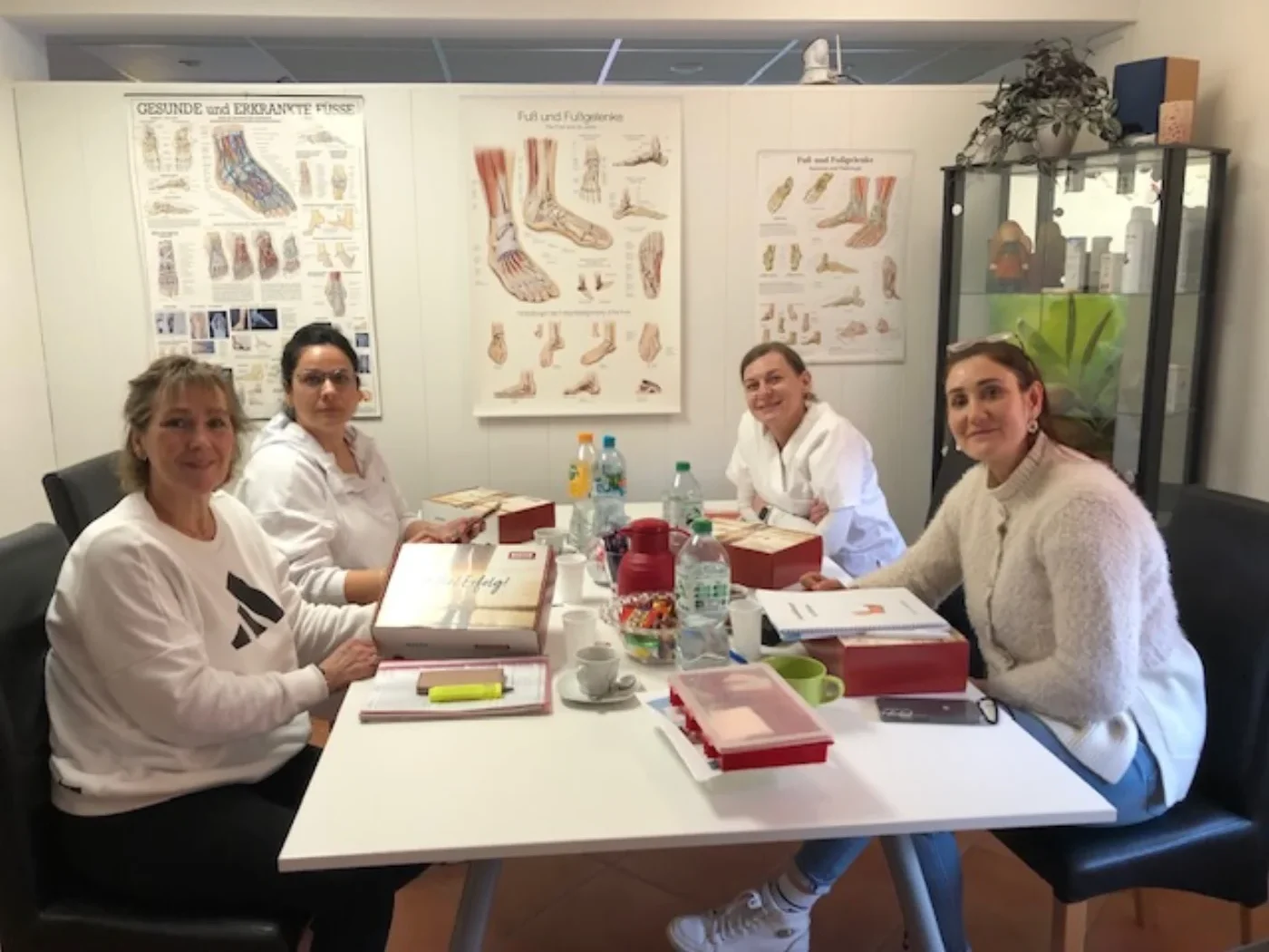 Teilnehmerinnen lernen in kleiner Gruppe