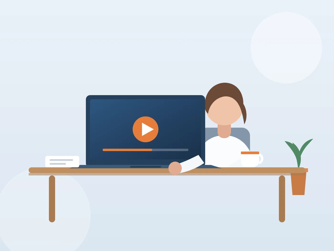 Person lernt zu Hause am Laptop mit den Kursvideos