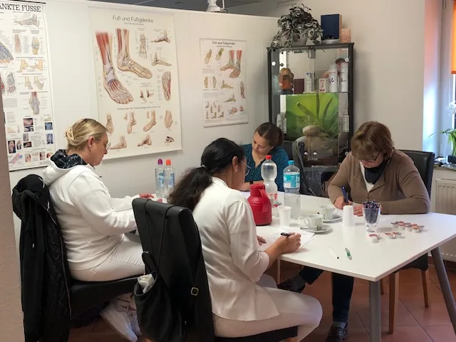 Schülerinnen arbeiten konzentriert am Tisch unter den Lehrtafeln