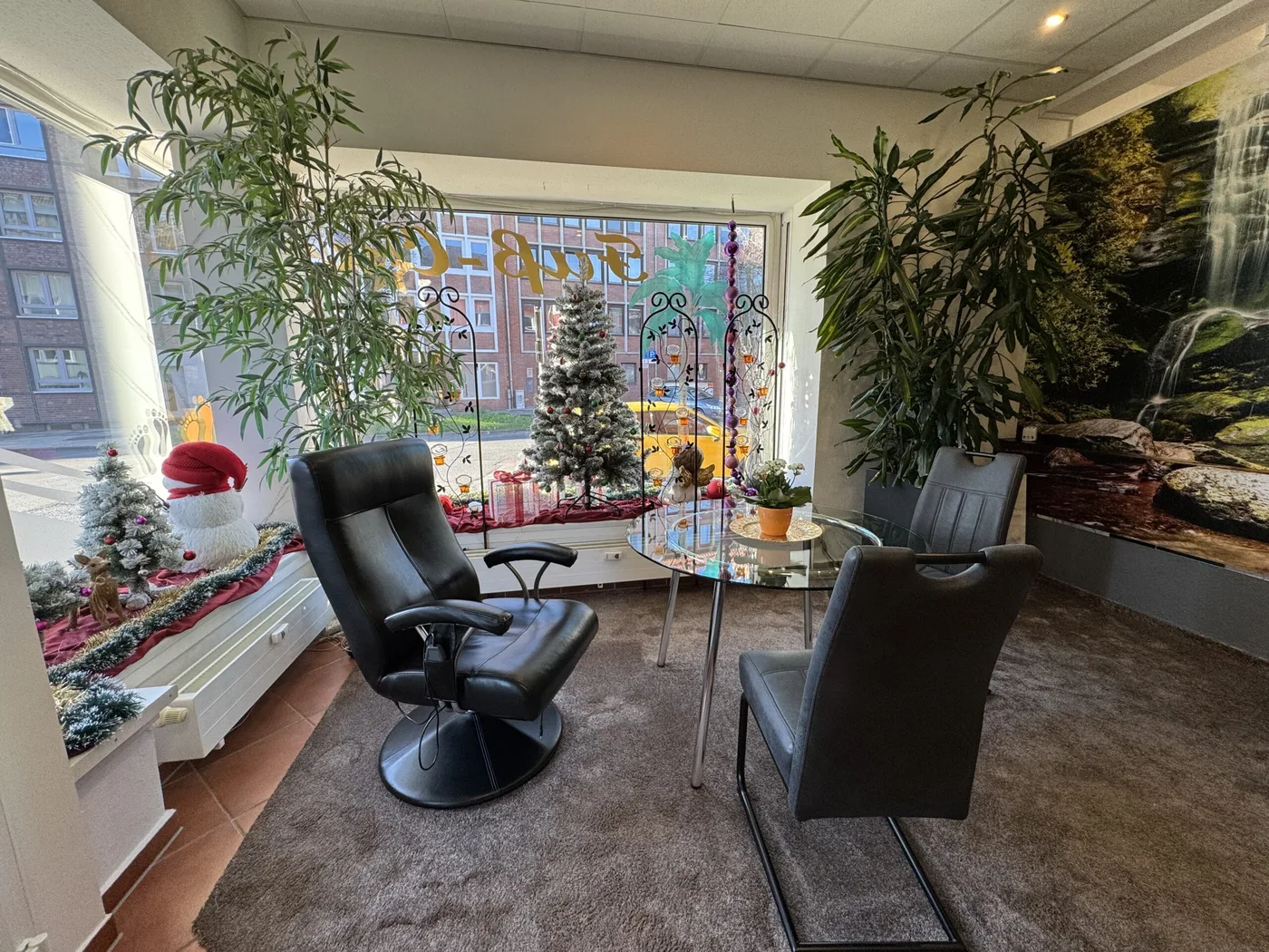 Wartebereich mit Massagesessel und großer Glasfront